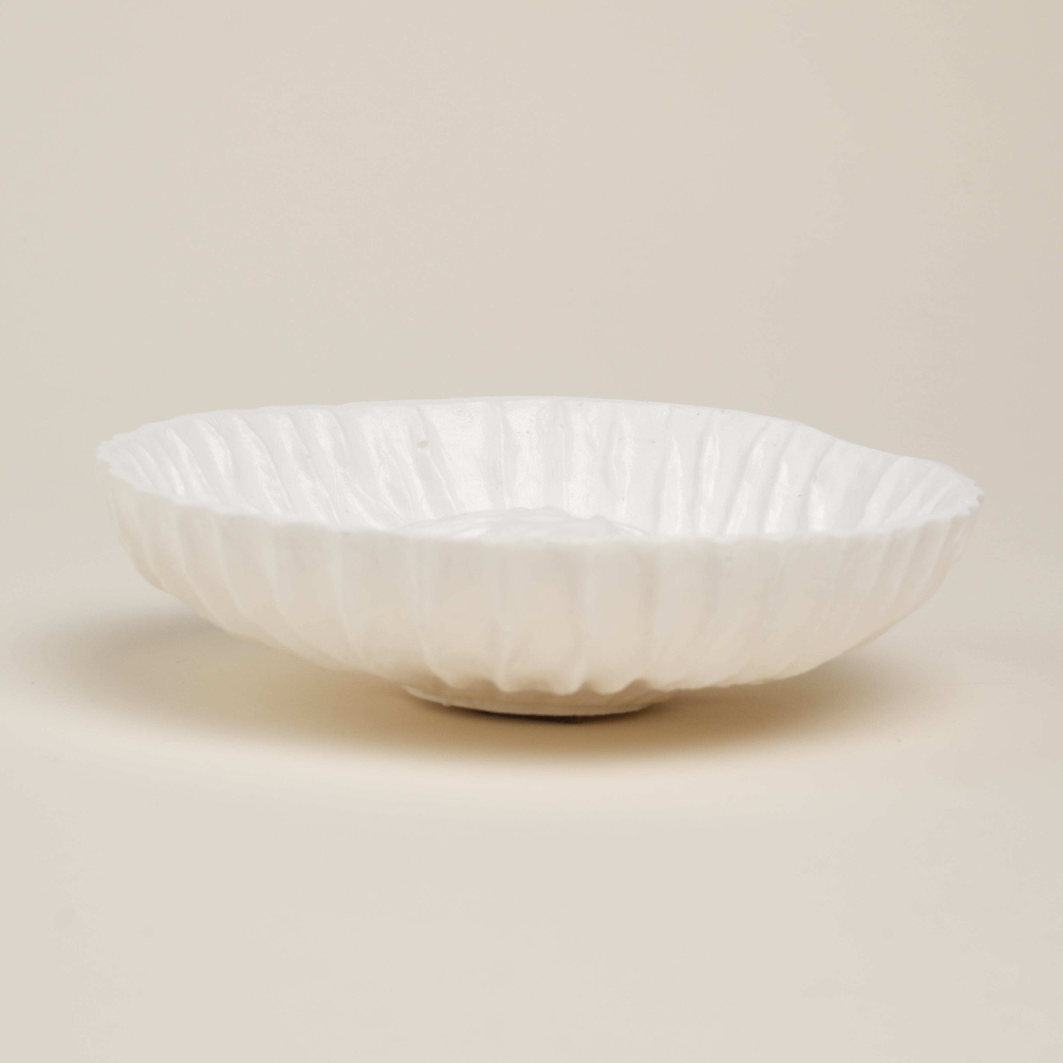 Betonschale mit Wellenmuster