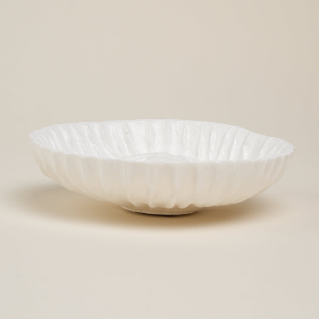 Betonschale mit Wellenmuster